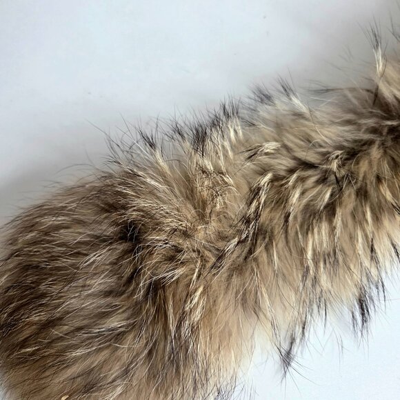 Real fur collar. - Picture 4 of 8